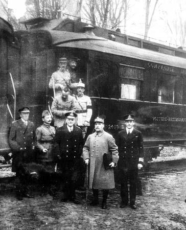 La délégation française posant devant le wagon-salon (Photo D.R.)