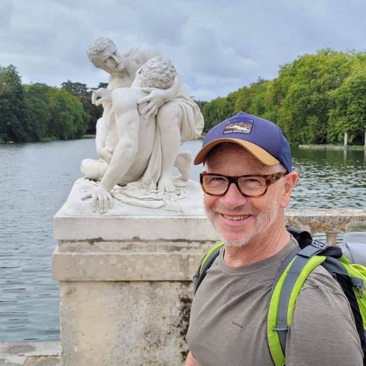 Serge devant la Charité Fraternelle (Copyright Fabrice)