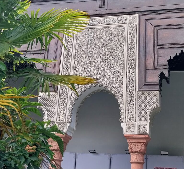 Détail d'un arc outrepassé et polylobé. 